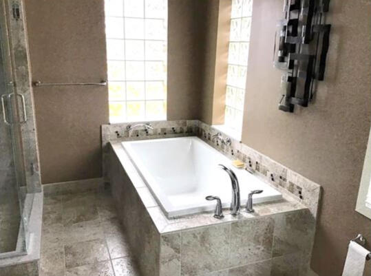 Bathroom tub with tiled surround